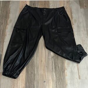 Madden NYC Women’s Black Beauty Jogger Faux Leather Size 4X Chic Simple Sporty